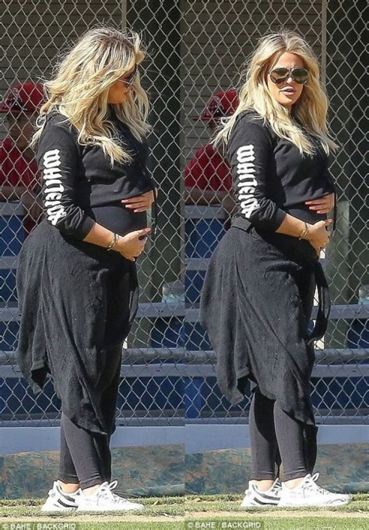 Khloé Kardashian Cradles Baby Bump at 29 Weeks