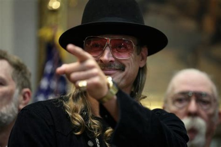 Kid Rock Installing Giant Middle Finger Sculpture at Nash. Home