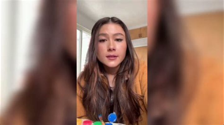 kirsten titus aka pepperonimuffin, flashing her half leak instagram story image went viral
