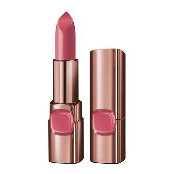 جينيفر وينجت تروج لـL'Oréal Paris بإطلالة مثيرة بدون بنطال (صور)