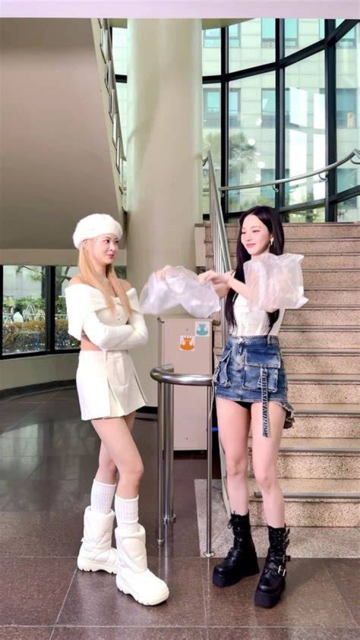 LE SSERAFIM Hong Eunchae & aespa Karina Garners Attention in Viral 'Plastic Bag' Challenge