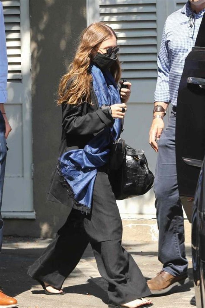 Mary-Kate Olsen Wore a Big Bag and Flip Flops