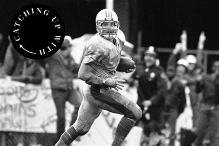 Miami Dolphins linebacker A.J. Duhe still a fan favorite all these years later
