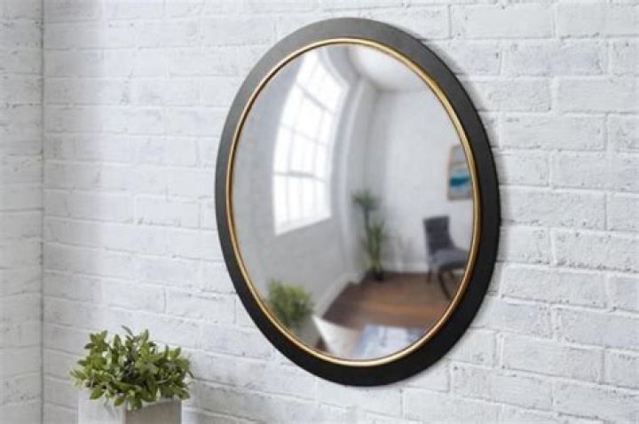 سقوط شاشة عملاقة على أحد أعضاء فرقة Mirror .. فيديو ليس لأصحاب القلوب الضعيفة