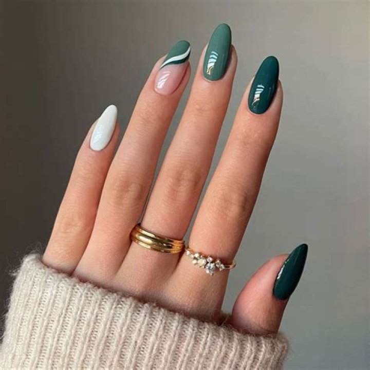 Nail Art Ideas to Show Your Team Spirit