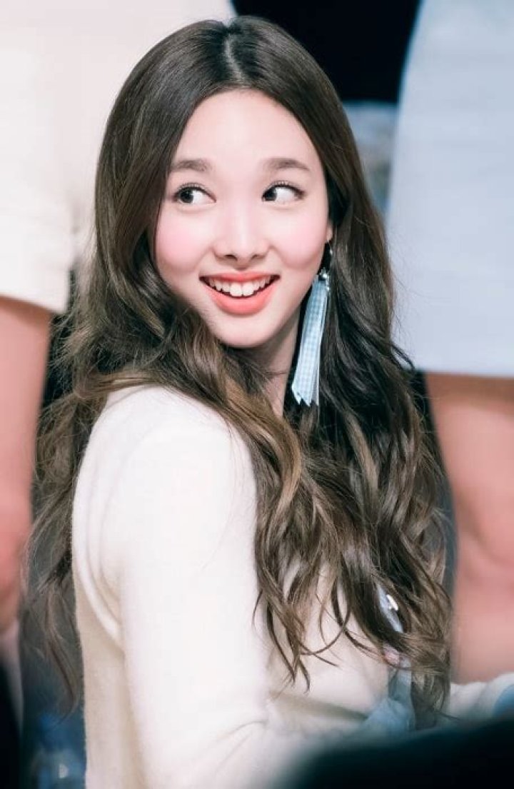 Nayeon (Im Na-yeon) height, weight, age, body stats