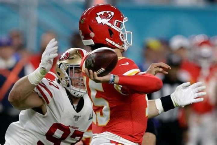 NFL analyst who correctly predicted last four SB winners plays it safe this year