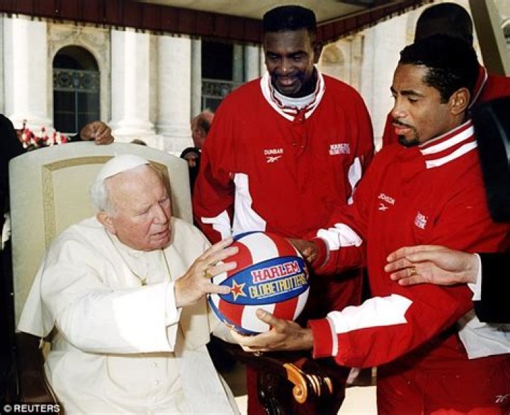 Pope Francis Is Now an Honorary Harlem Globetrotter and Baller Cum Laude | News, Scores, Highlights, Stats, and Rumors