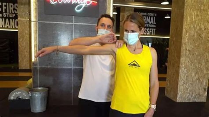 ¿Por qué me duele tanto el hombro al elevarlo?