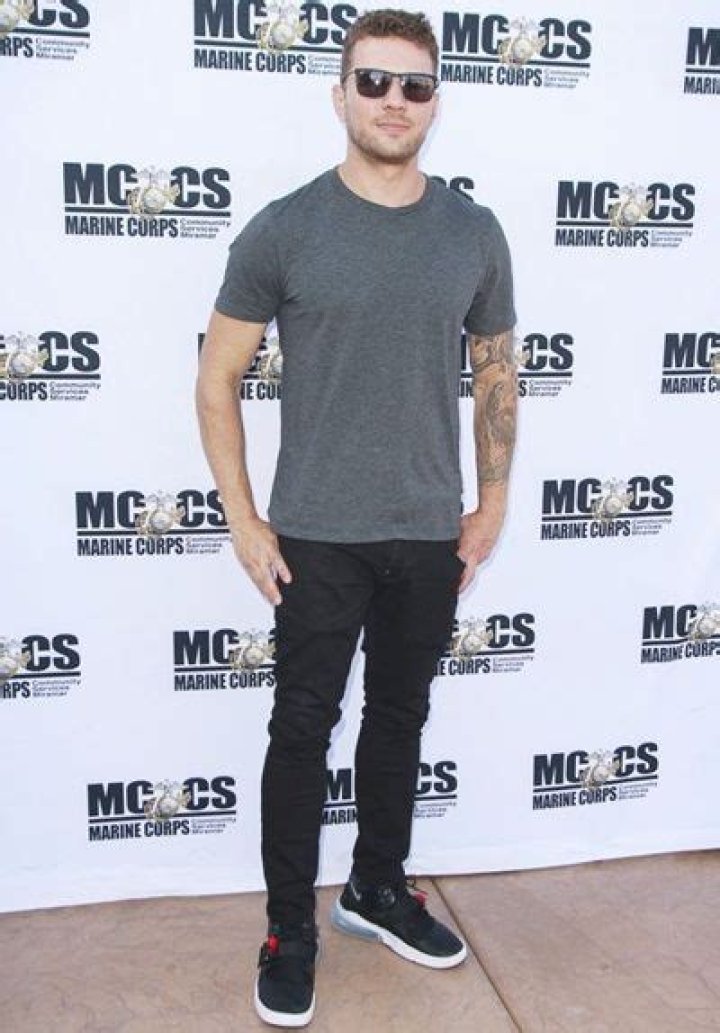 Ryan Phillippe Height Weight Body Stats