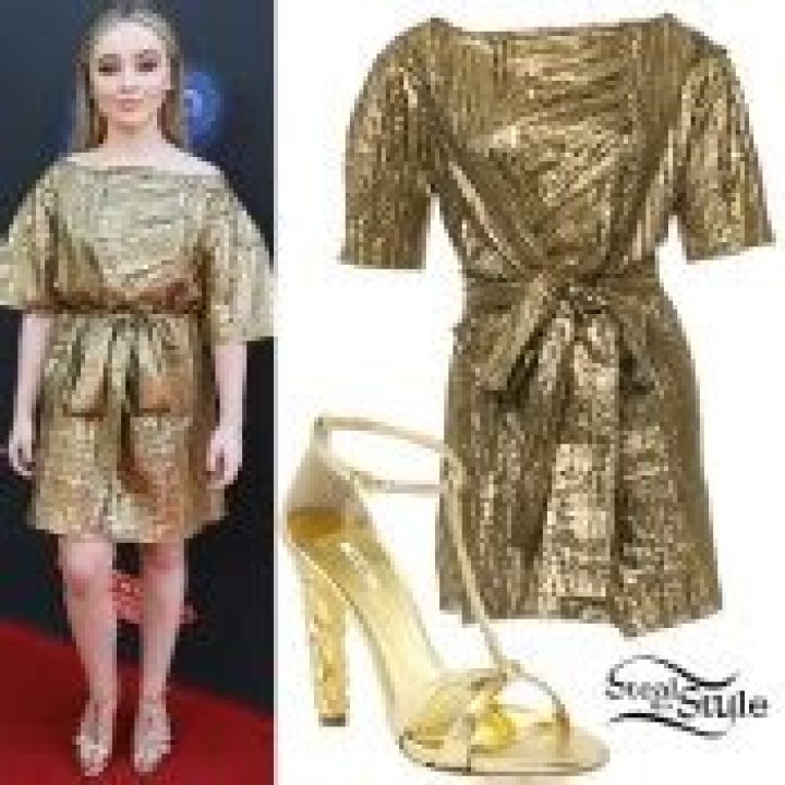 Sabrina Carpenter: Gold Metallic Shift Dress