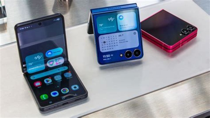 Samsung Galaxy Z Flip vs. Motorola RAZR: Which foldable should you buy?