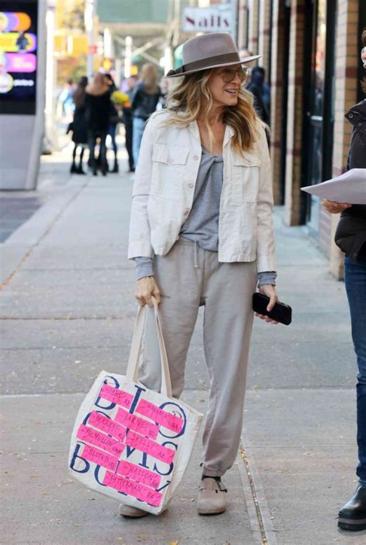 Sarah Jessica Parker Wore Sweats and a Wide-Brim Hat