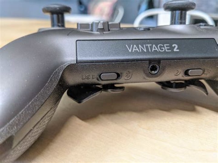 Scuf Vantage 2 vs. PS4 back button attachment: Which should you buy?