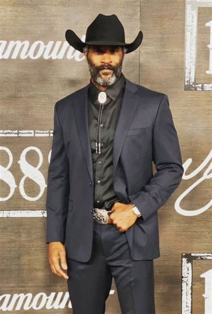 See Beyoncé's Black Suit With Cowboy Hat and Coquette Bow