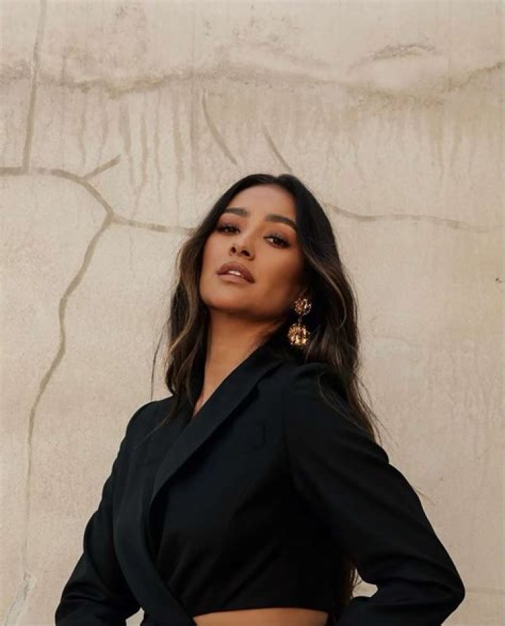 Shay Mitchell Created Béis on an Airplane Napkin