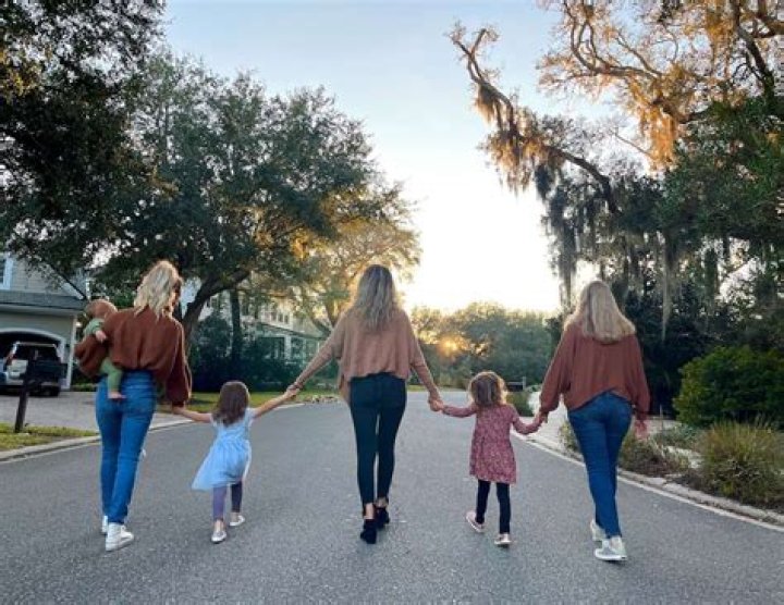 Single Mom Documents Life In A 'Mommune' — A Commune Of Moms Supporting Each Other