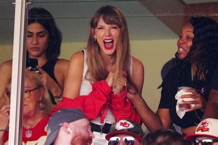 Taylor Swift Got Booed While Cheering on Travis Kelce at a Chiefs Game