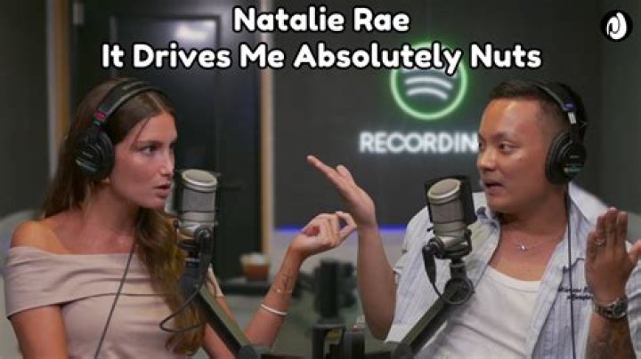 The Texting Style That Drives Women Absolutely Nuts (In A Bad Way)