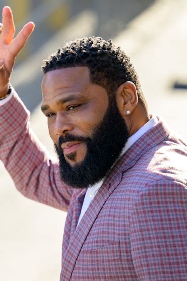 This Short Haircut/Beard Combo Has Us Ready for Summer