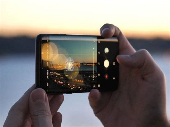 Top 6 reasons to buy a flagship over a mid-range phone in 2022