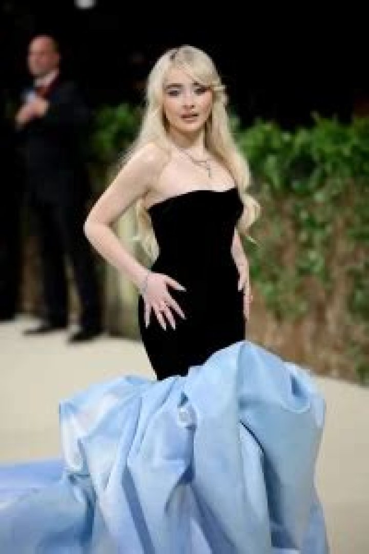 Unveiling The Dimensions: Sabrina Carpenter Height And Weight