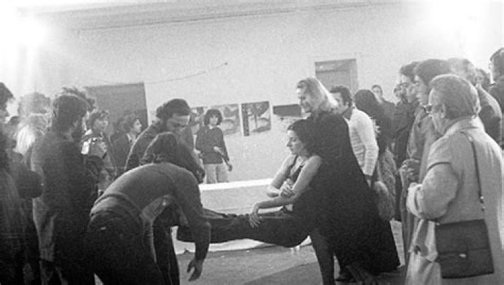 Video Of Marina Abramović Let People Sexually Assault Her For 6 Hours In Art Project
