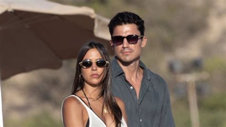 Who is Álex González dating? Álex González girlfriend, wife