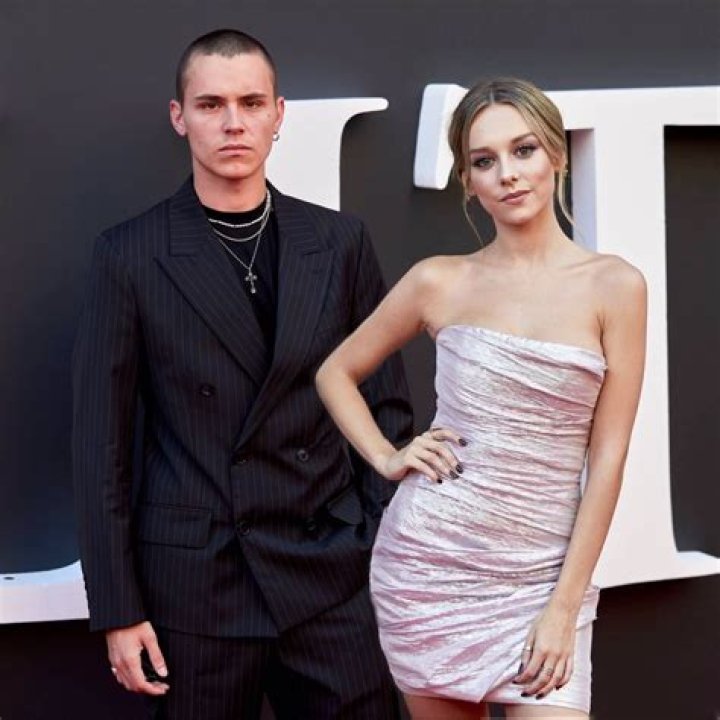 Who is Arón Piper dating? Arón Piper girlfriend, wife