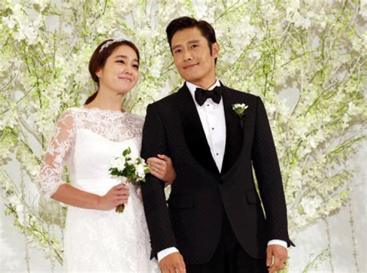 Who is Byung-joon Lee dating? Byung-joon Lee girlfriend, wife