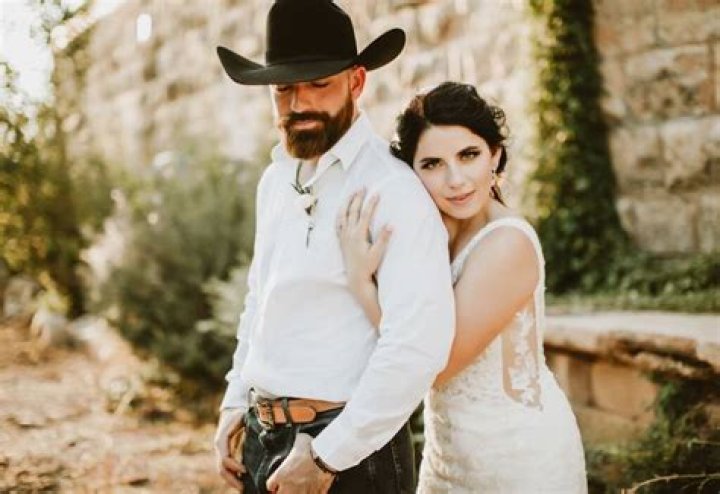 Who is Chris Nunez dating? Chris Nunez girlfriend, wife