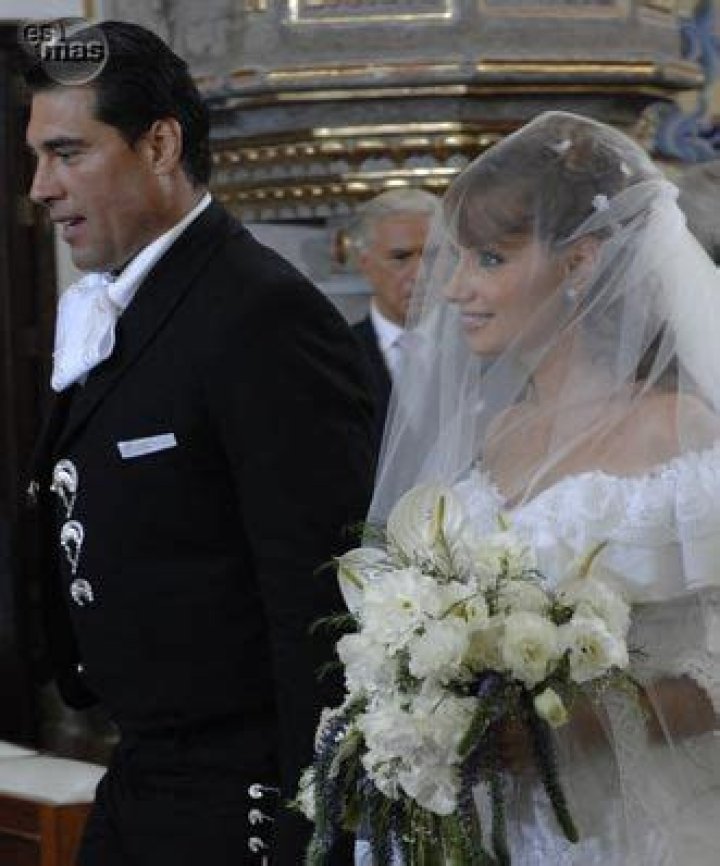 Who is Eduardo Yáñez dating? Eduardo Yáñez girlfriend, wife