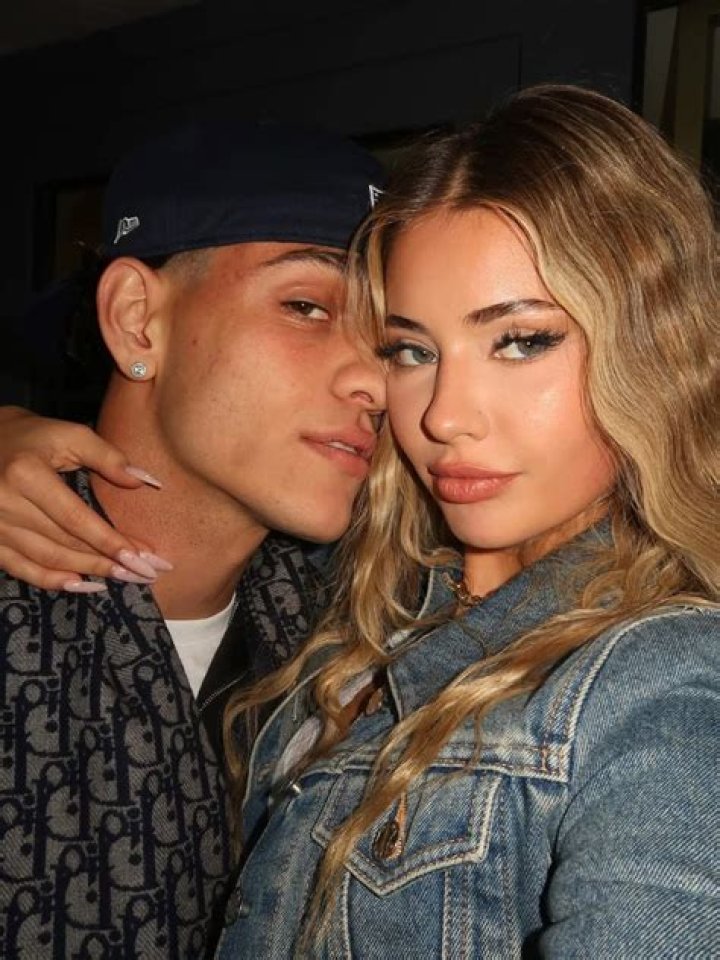 Who is Héctor Suárez dating? Héctor Suárez girlfriend, wife