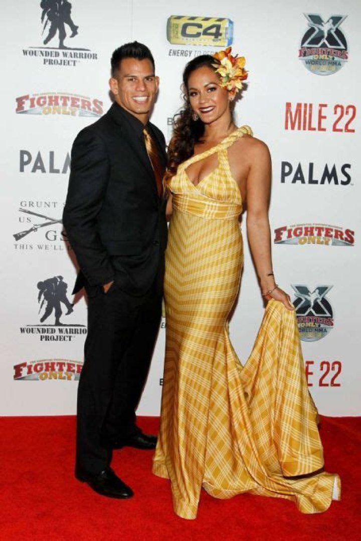 Who is Ilima-Lei Macfarlane dating? Ilima-Lei Macfarlane boyfriend, husband