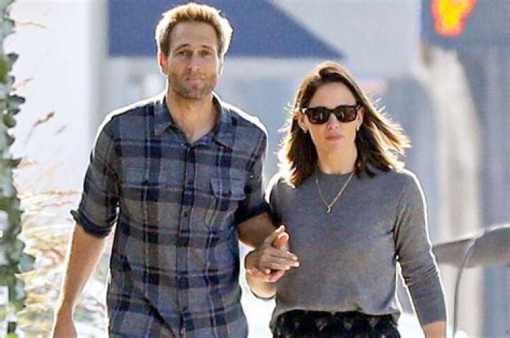 Who is Jennifer Emerson dating? Jennifer Emerson boyfriend, husband