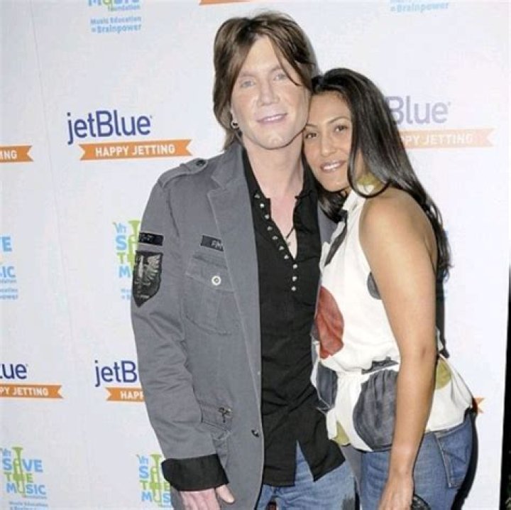 Who is Johnny Rzeznik dating? Johnny Rzeznik girlfriend, wife