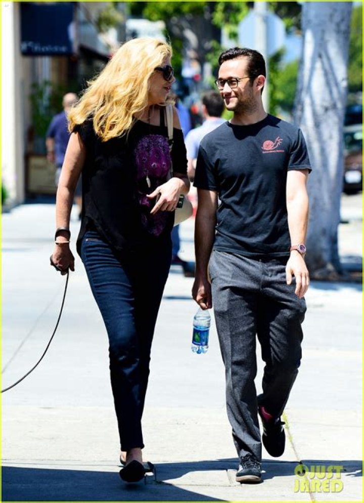Who is Kristen Johnston dating? Kristen Johnston boyfriend, husband