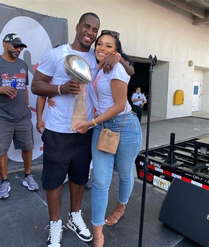 Who is Lavonte David dating? Lavonte David girlfriend, wife