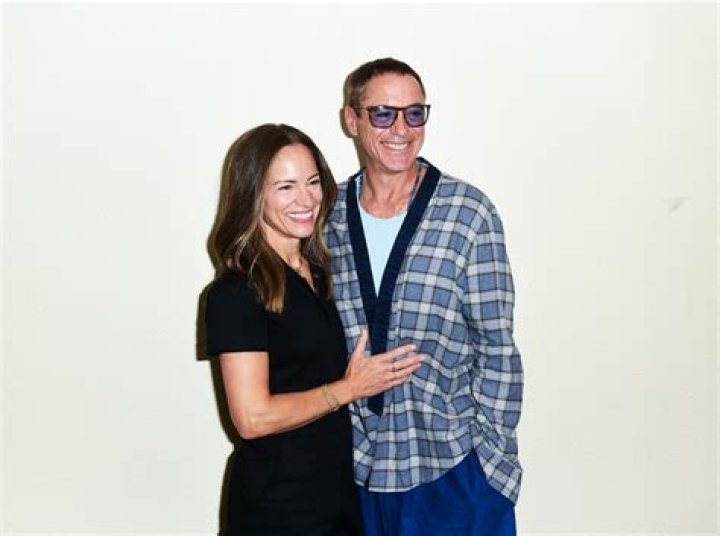 Who is Robert Eaton dating? Robert Eaton girlfriend, wife