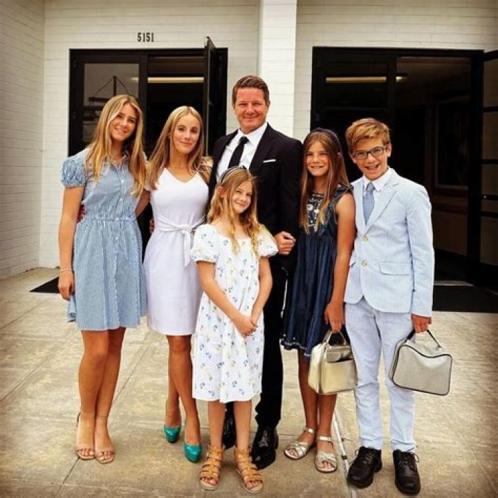 Who is Shawn Nelson (I) dating? Shawn Nelson (I) girlfriend, wife