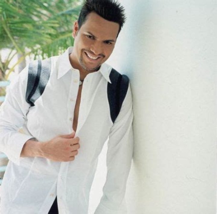 Who is Víctor Manuel dating? Víctor Manuel girlfriend, wife