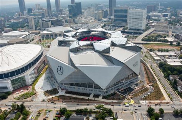 Will the Mercedes-Benz Stadium roof be open or closed?