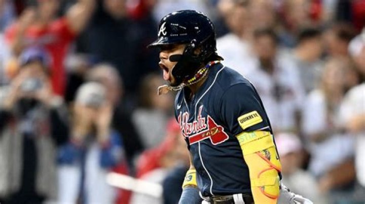 With cloud hanging over team, Ronald Acuña Jr. and Braves get a much-needed win